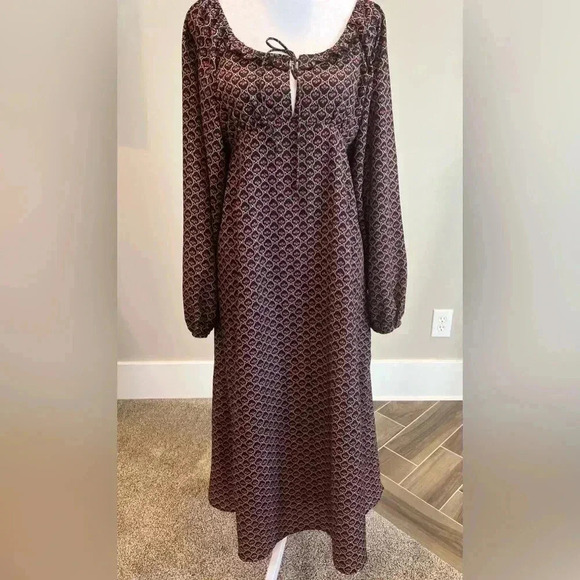 BOHME Large LAYNE PRINTED MIDI DRESS 
Long Sleeves Elastic
Smocked Back - Picture 1 of 8
